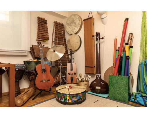 En musicothérapie, la relation thérapeutique par le terrain des sons et de la musique, sans aucune formation musicale nécessaire. La relation entre la/le musicothérapeute et la/le patient.e passe alors par un jeu sonore instinctif et libérateur. La/le patient.e est toujours soutenu par la/le musicothérapeute et n\'est ainsi jamais laissé seul avec son expression.