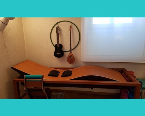 Lit-monocorde pour des massages sonores. Le lit est muni de 55 cordes accordées à l\'unisson, pour bénéficier des sons harmoniques qui procurent une enveloppe sonore inouïe et apaisante.