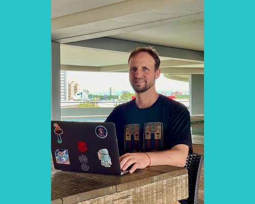 Je vous reçois en ligne, confortablement installé depuis chez vous.