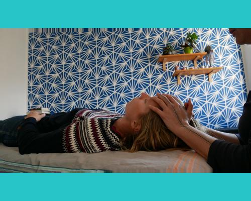 C’est une thérapie très douce et non invasive. La personne reste habillée, elle n’est pas manipulée, le corps n’est pas craqué.