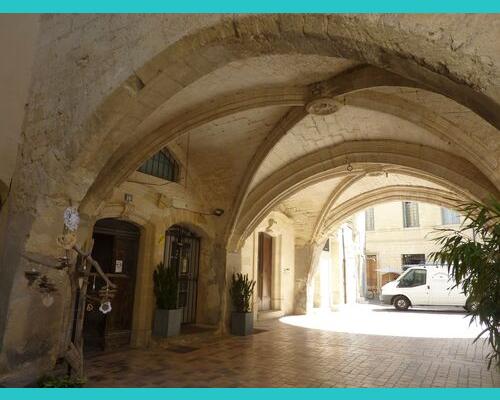 Sonnez à l'interphone à coté du restaurant le Ten à Uzès