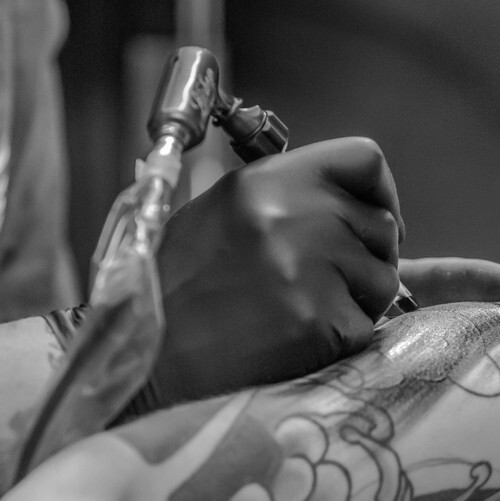 De Cicatrices à Œuvres d Art : Le Pouvoir Transformateur du Tatouage