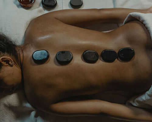 Massage aux pierres chaudes